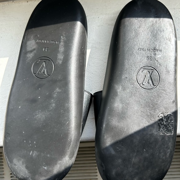 Woman slides - Picture 3 of 4